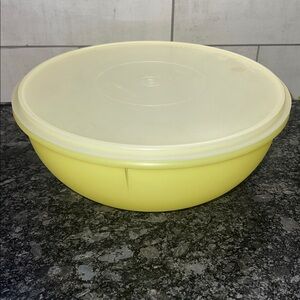26 cup vintage Tupperware yellow and White Mixing Bowl with Lid. Great condition